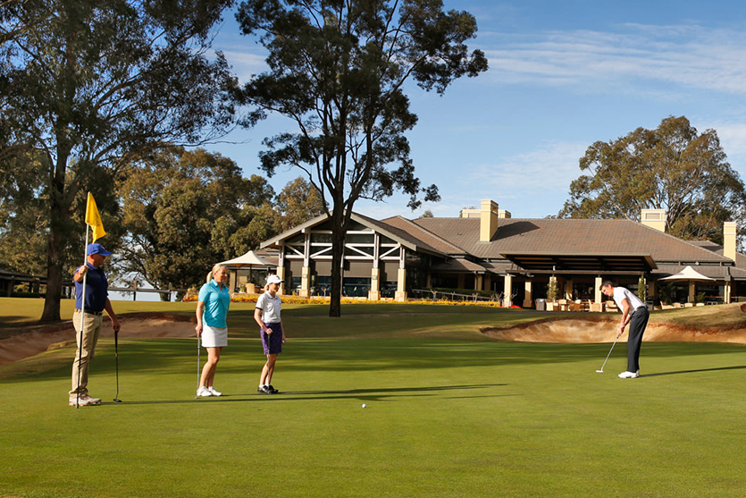 HR_4xPlayers_18thGreen_front_clubhouse_0001-2.jpg