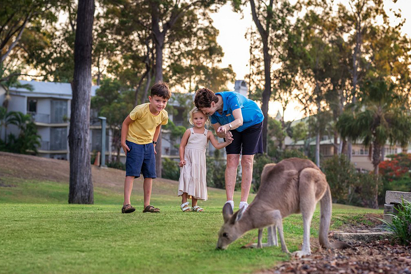 kids-seeing-kangaroos.jpg